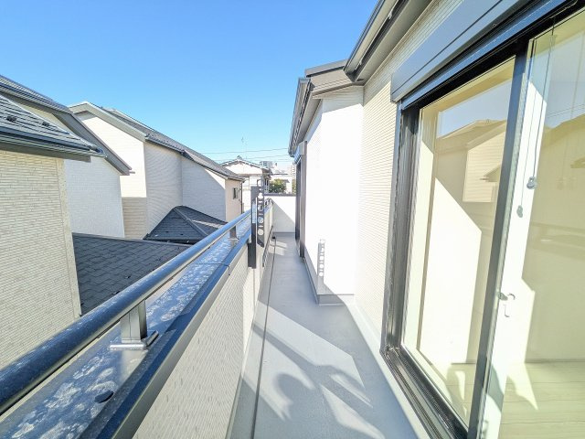 八王子市　小門町　新築一戸建てのバルコニー|～2部屋から出入り可能なバルコニーです～