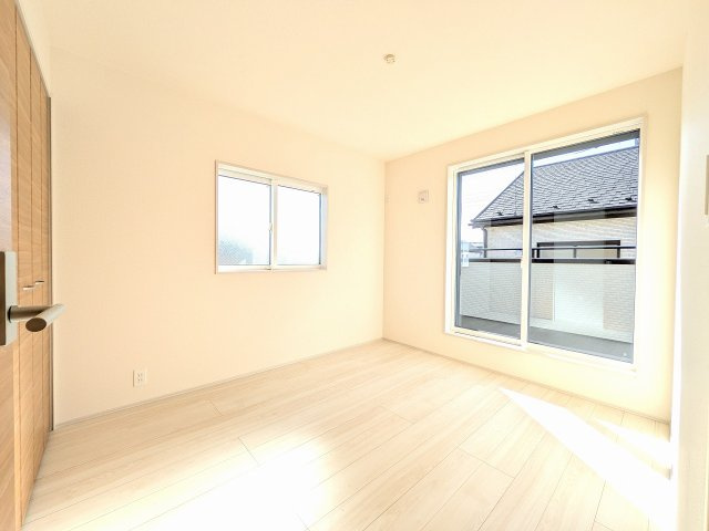 八王子市　小門町　新築一戸建ての洋室|～2階バルコニーに面している5.25帖の洋室です～