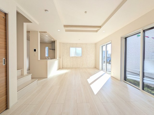 八王子市　小門町　新築一戸建ての居間・リビング|～18.0帖の明るいLDKで、家族団欒の時間をお過ごしいただけます～
