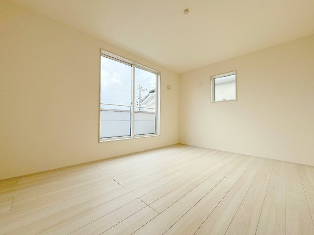 八潮市大瀬　新築戸建　全1棟の洋室|3階バルコニーに面した洋室7.88帖