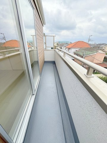 八潮市大瀬　新築戸建　全1棟のバルコニー|3階・南向きバルコニーにて日当たり良好