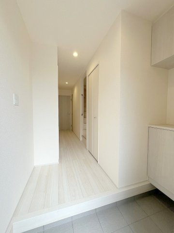 八潮市大瀬　新築戸建　全1棟の玄関|玄関から見た室内写真です