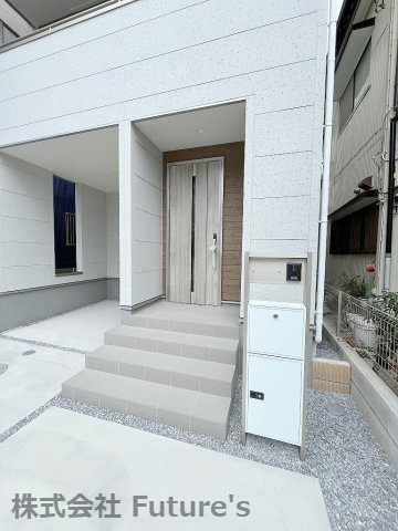 八潮市大瀬　新築戸建　全1棟のエントランス|不在時に便利な宅配BOX完備