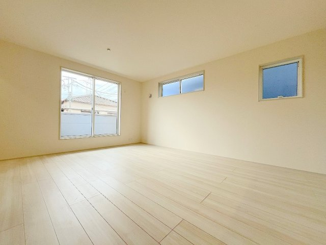 八潮市大瀬　新築戸建　全1棟の居間・リビング|ソファやダイニングセットをおいてもゆとりのある17.5帖のリビング