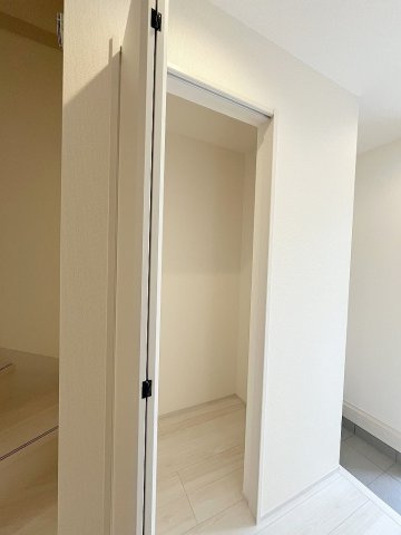 八潮市大瀬　新築戸建　全1棟の収納|お出かけグッズの収納にも便利な玄関収納付き