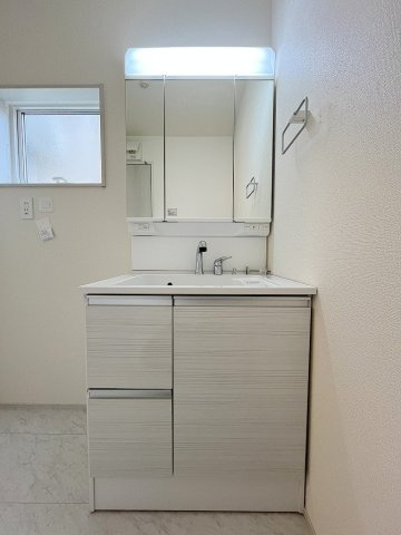 八潮市大瀬　新築戸建　全1棟の独立洗面台|三面鏡付きシャワードレッサーで朝の準備も快適