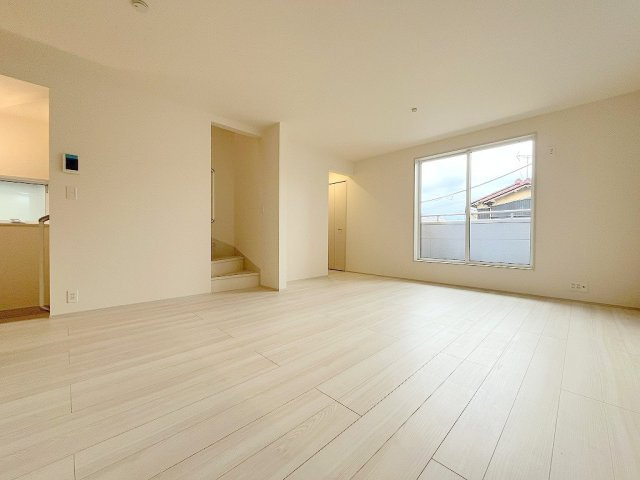 八潮市大瀬　新築戸建　全1棟の居間・リビング|プライバシーにも配慮した2階リビングです