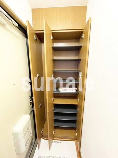 ヴァレンサ氷川　Bの玄関|シューズボックスです。