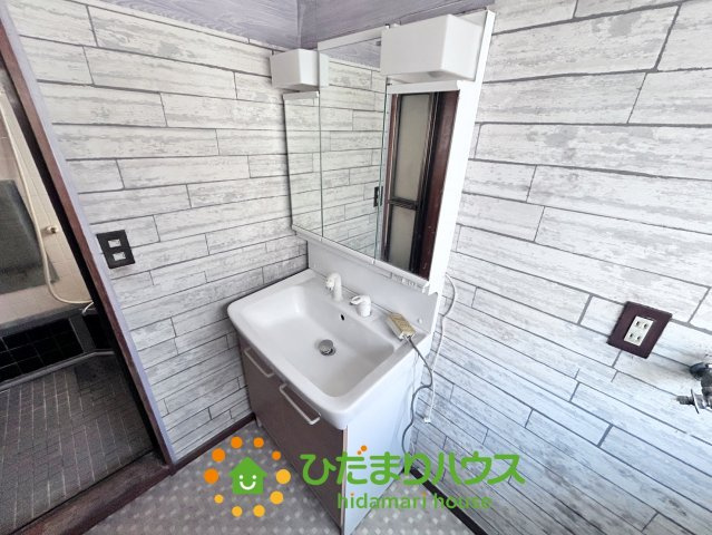 加須市不動岡１期　中古一戸建ての独立洗面台