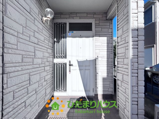 加須市不動岡１期　中古一戸建ての玄関