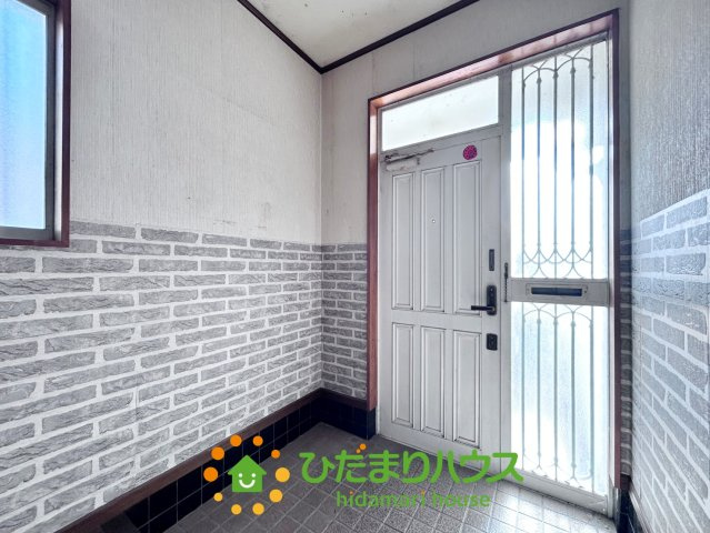 加須市不動岡１期　中古一戸建ての玄関