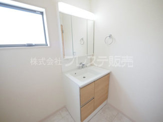 【洗面所】 | 奈良市押熊町の新築一戸建 全５区画 ２ | 現地写真（２号地洗面）シャワー付き洗面化粧台