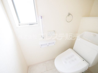 【トイレ】 | 奈良市押熊町の新築一戸建 全５区画 ２ | 現地写真（２号地１階トイレ）温水洗浄便座を標準装備！