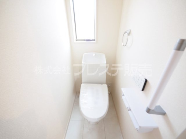 奈良市押熊町の新築一戸建 全５区画 ２のトイレ|現地写真（２号地２階トイレ）温水洗浄便座を標準装備！