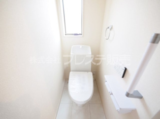 【トイレ】 | 奈良市押熊町の新築一戸建 全５区画 ２ | 現地写真（２号地２階トイレ）温水洗浄便座を標準装備！
