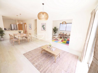 【居間・リビング】 | 奈良市押熊町の新築一戸建 全５区画 ２ | 現地写真（２号地リビング）南側の広いお庭に面していますので、陽あたり良好です♪