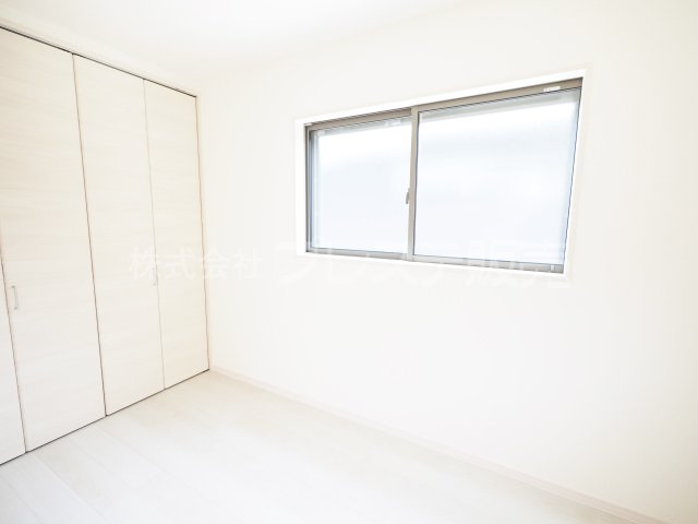 奈良市押熊町の新築一戸建 全５区画 ２の洋室|現地写真（２号地１階洋室）南側の広いお庭に面していますので、陽あたり良好です♪