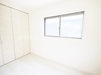 【洋室】 | 奈良市押熊町の新築一戸建 全５区画 ２ | 現地写真（２号地１階洋室）南側の広いお庭に面していますので、陽あたり良好です♪