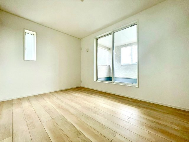 (同仕様写真)フローリング材には、木目、色調など木材特有の風合いがあり、ナチュラルな美しさになっています。