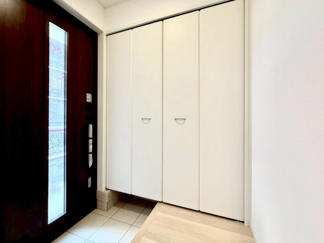 (同仕様写真)収納便利な大型シューズBOX付き♪広々としたルーフバルコニー。
雨の日も助かります。