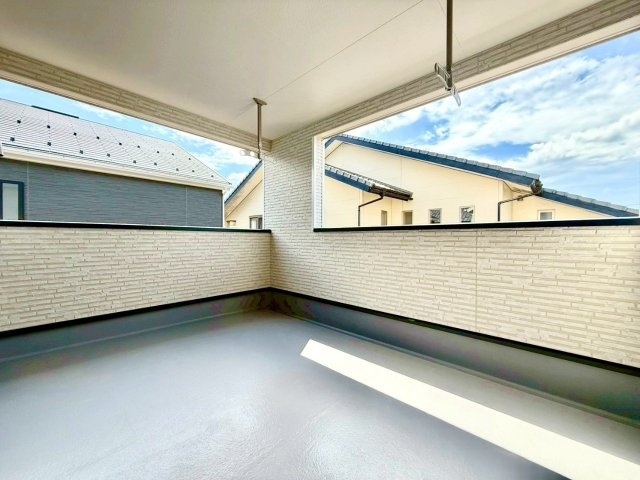 (同仕様写真)フローリング材には、木目、色調など木材特有の風合いがあり、ナチュラルな美しさになっています。