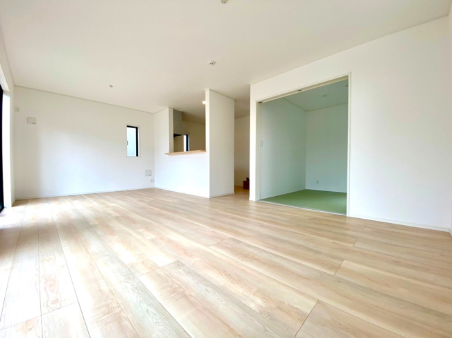 (同仕様写真)フローリング材には、木目、色調など木材特有の風合いがあり、ナチュラルな美しさになっています。