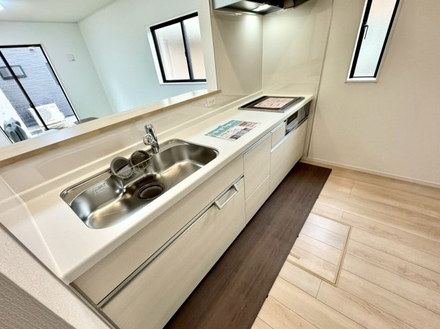 (同仕様写真)蛇口の先端に浄水器を内蔵。場所をとらない浄水器です。また、浄水器ごとホースを引き出せます。