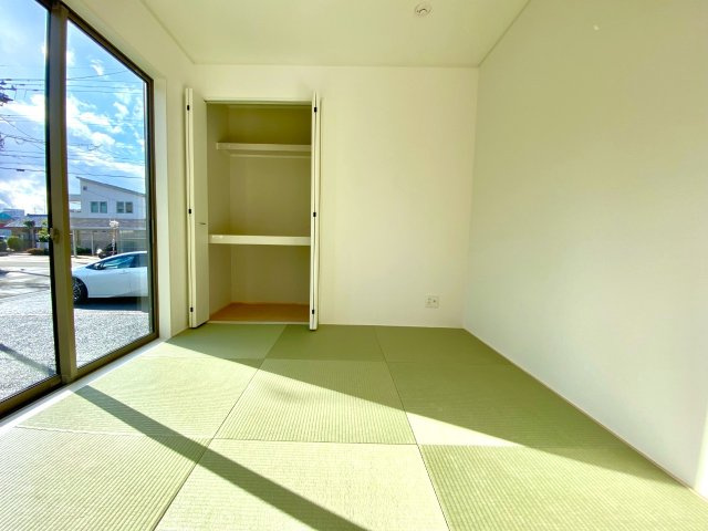 (同仕様写真)畳は次世代畳として注目されるダイヤロン畳。退色しにくい上、ダニやカビの発生も抑えます。