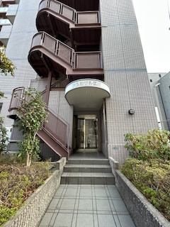 アルカサル江坂のエントランス|落ち着いたエントランスです