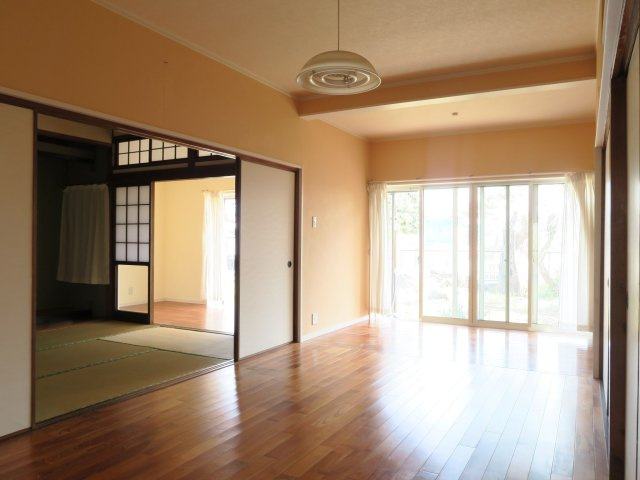 【居間・リビング】 | 吉野貸家 | 大きな窓がついており、開放感があります。