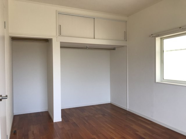 【洋室】 | 吉野貸家 | 扉がないので、お洋服の出し入れがスムーズです。