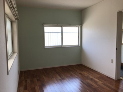 【洋室】 | 吉野貸家 | 2面に窓があるので、風通しが良く快適に過ごせます。
