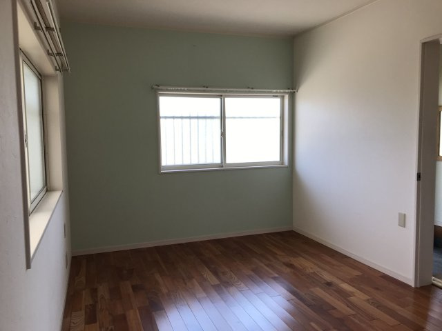 【洋室】 | 吉野貸家 | 2面に窓があるので、風通しが良く快適に過ごせます。
