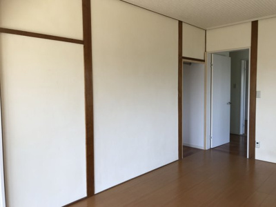 【洋室】 | 吉野貸家 | 7.8帖の洋室には、パイプ付きの収納があり、出し入れもスムーズにできます。