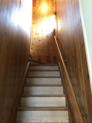 【内装】 | 吉野貸家 | 手すりがあるので、安心して上り下りができます。