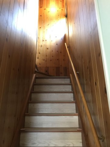 【内装】 | 吉野貸家 | 手すりがあるので、安心して上り下りができます。