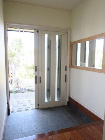 【玄関】 | 吉野貸家 | 広々とした玄関で、来客時にも対応できます。