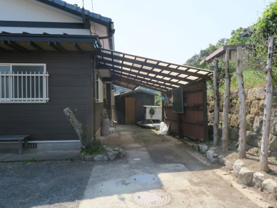 【駐車場】 | 吉野貸家 | 車庫と合わせて3台駐車可能です。