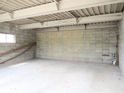 【駐車場】 | 吉野貸家 | 高さ2.1ｍ、間口5.6ｍ、奥行き5.8ｍ
