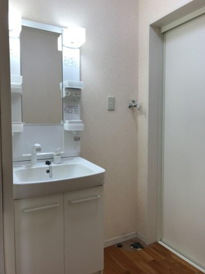 【洗面所】 | 吉野貸家 | 明るいライトで清潔感たっぷり。快適に使える水回りです。