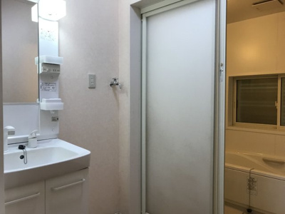 【洗面所】 | 吉野貸家 | 独立洗面台付きで、朝の支度もスムーズにできます。