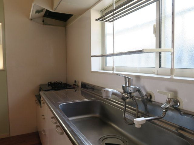 【キッチン】 | 吉野貸家 | 自然光が差し込み、換気もできる快適なキッチンです。