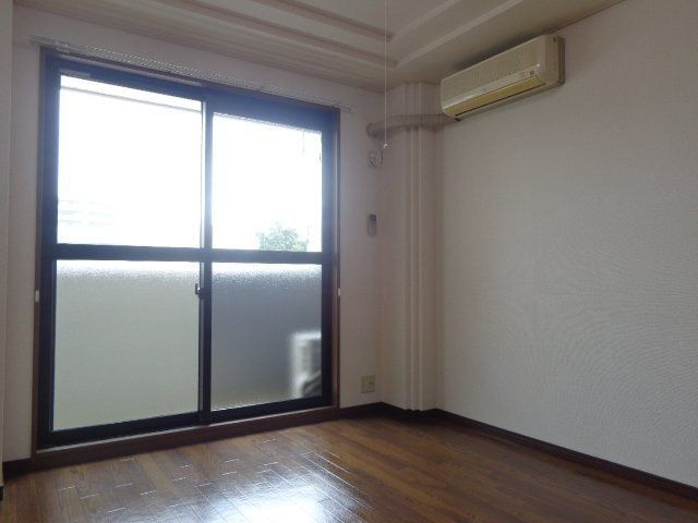 アヴィニョンの洋室|明るい洋室です