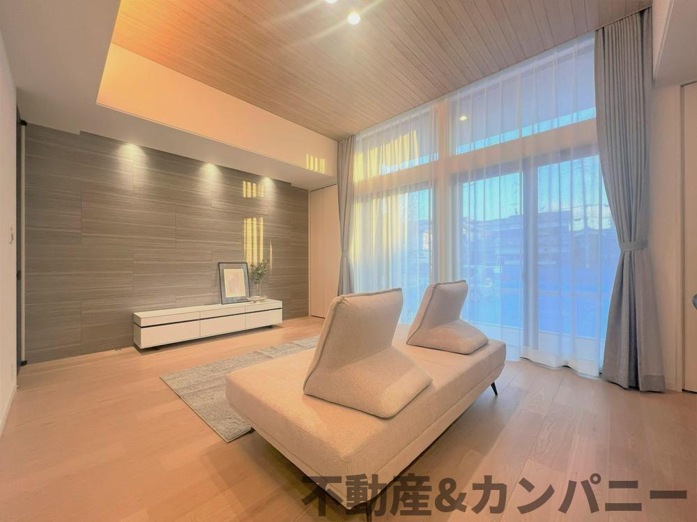 松山市御幸２丁目の新築一戸建の居間・リビング|こちらのリビングで趣味の時間をお楽しみください