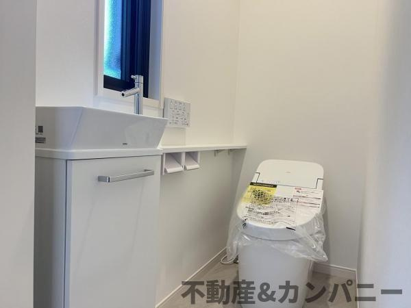 松山市御幸２丁目の新築一戸建のトイレ|清潔感のあるトイレです