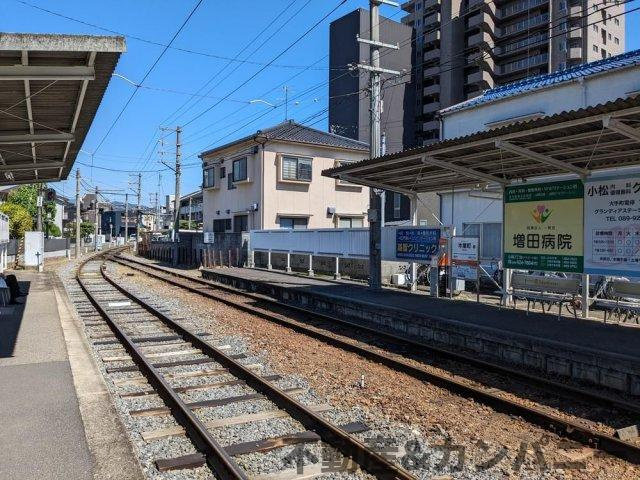 松山市御幸２丁目の新築一戸建の前面道路含む現地写真|前面道路含む現地写真です