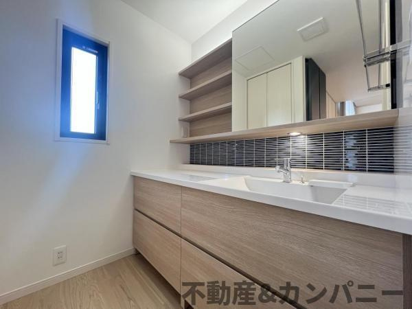 松山市御幸２丁目の新築一戸建の洗面所|脱衣スペースもあります