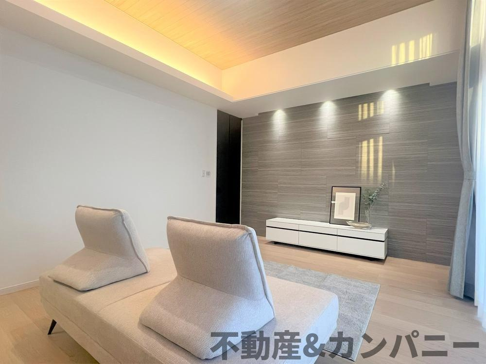 松山市御幸２丁目の新築一戸建の居間・リビング|こちらの居間で趣味の時間をお楽しみください