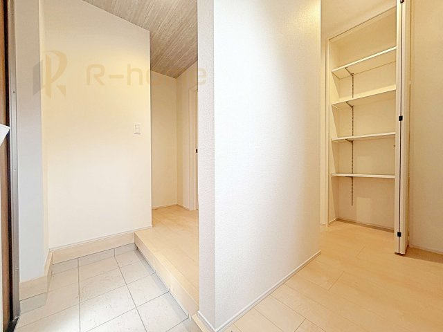 ひたちなか市船窪第2　新築戸建て　1号棟の玄関|大容量のシューズクローク＆ファミリークローゼット付きの玄関♪