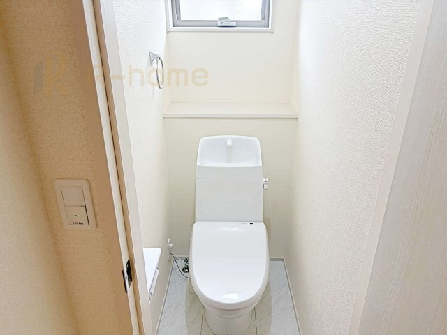 ひたちなか市船窪第2　新築戸建て　1号棟のトイレ|小窓が付いた明るいトイレ♪
温水洗浄便座付きです。